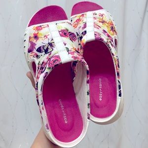 🦋EUC Easy Spirit floral, butterfly print foam cushioned sandals